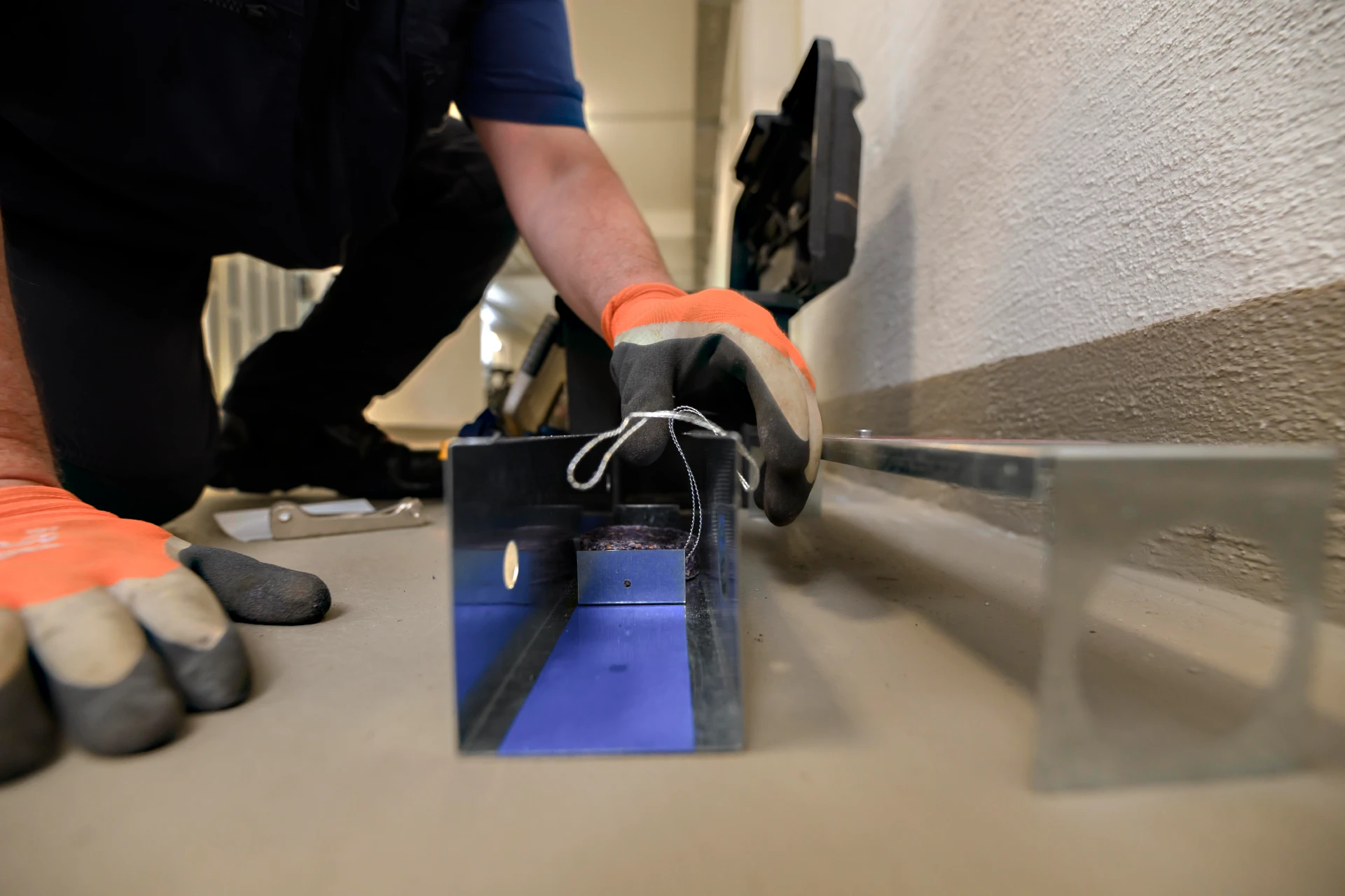 Glaus Mitarbeiter bei der Vorbereitung der Schädlingsbekämpfung