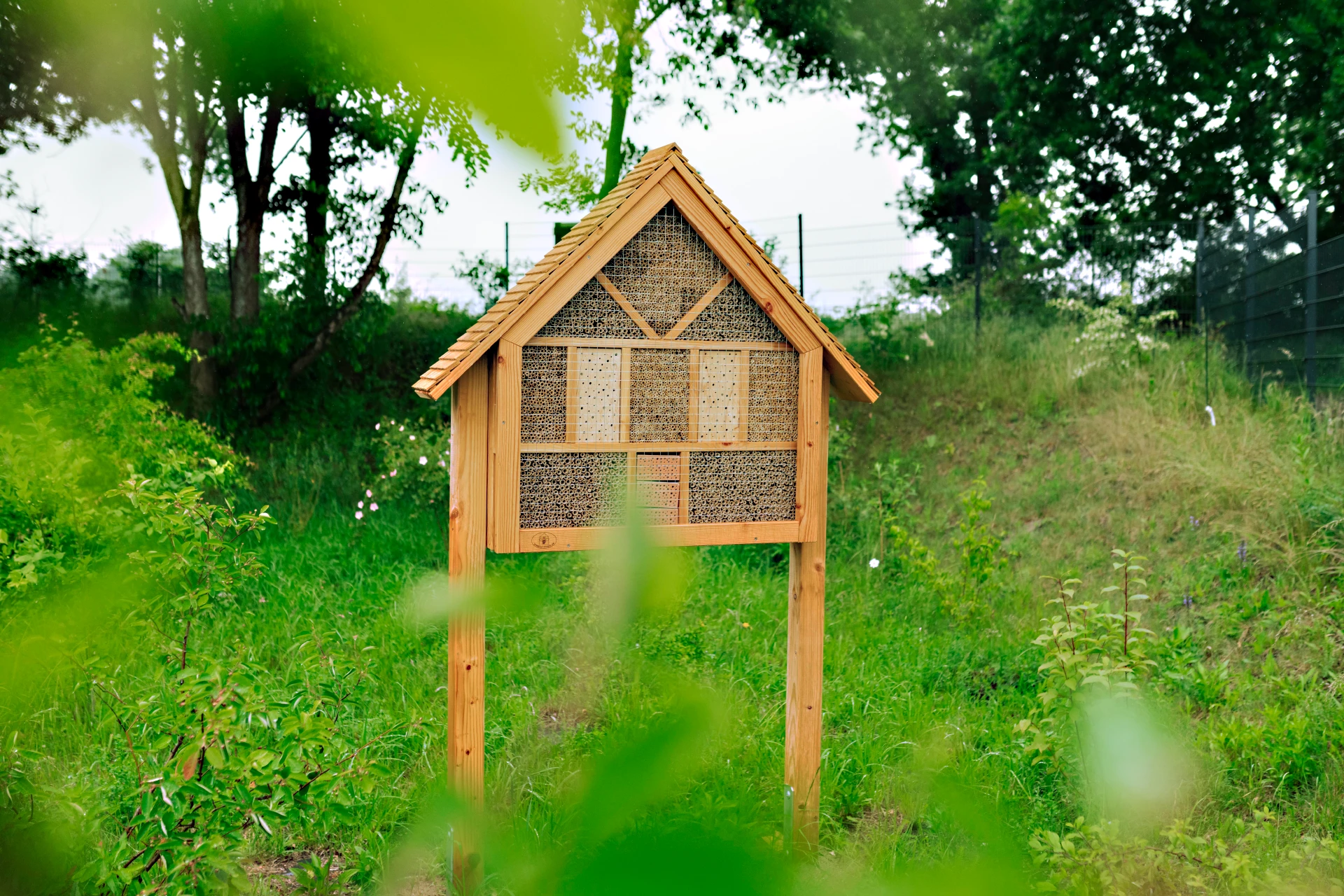 Ein Insektenhotel in natürlicher Umgebung