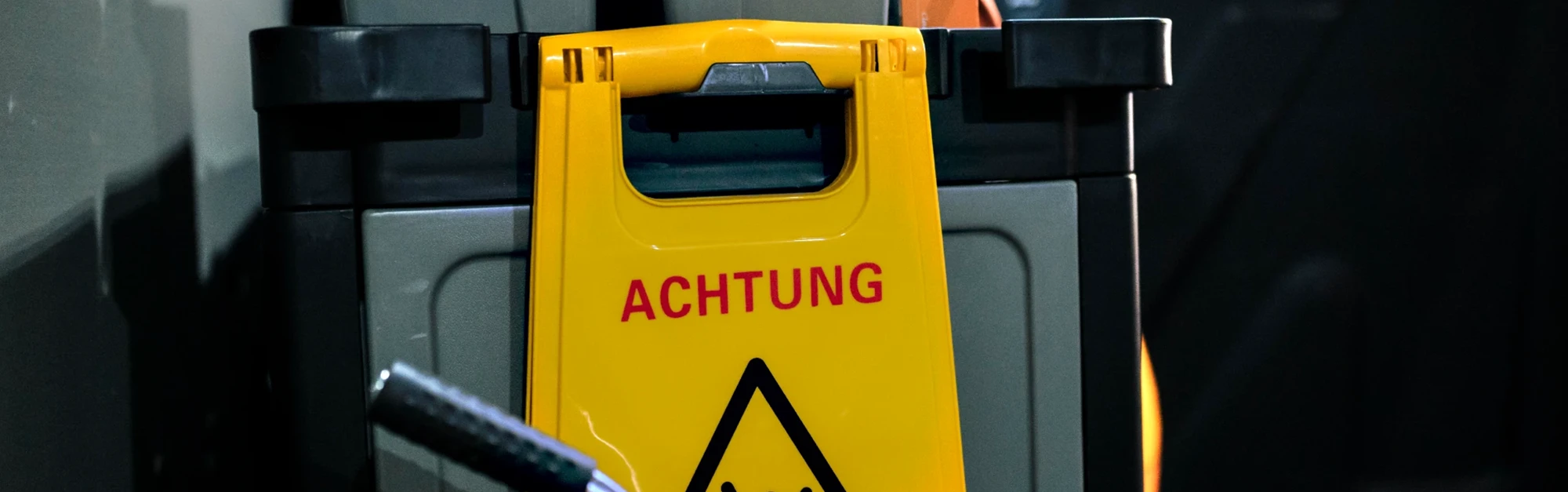 Nahaufnahme eines gelben "Achtung"-Schildes