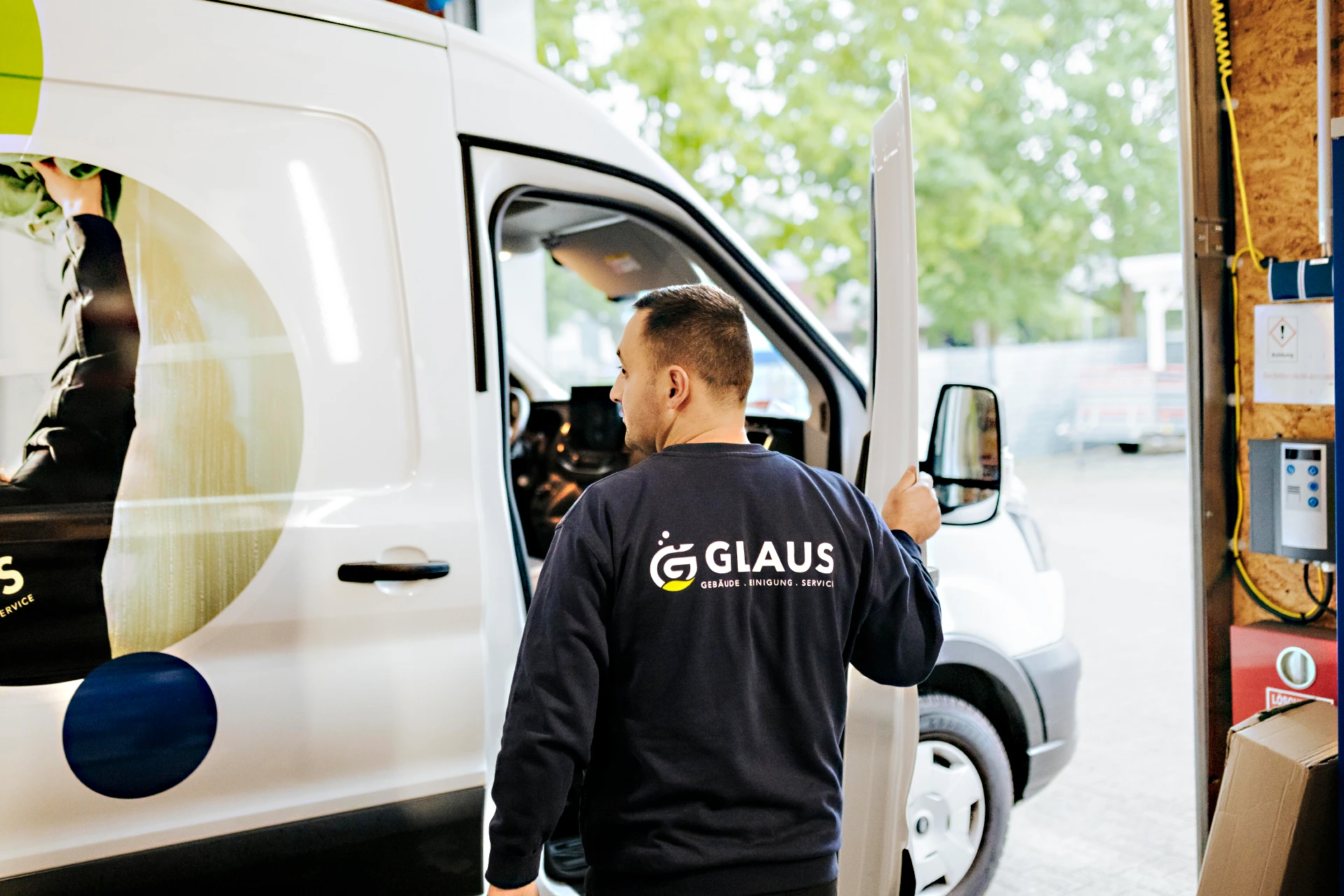Mitarbeiter steigt in Transporter ein