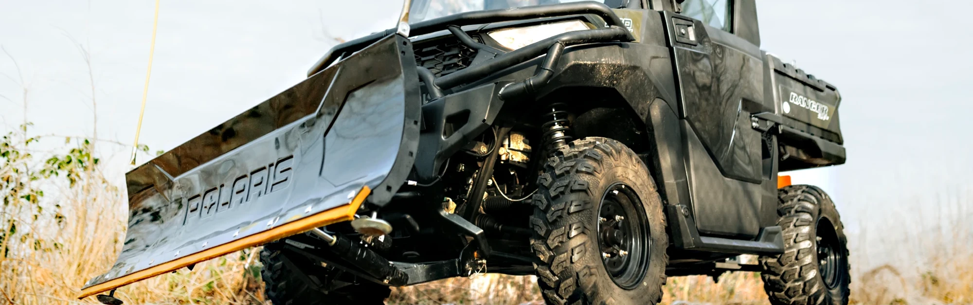 Traktor mit Schneeschiebeaufsatz