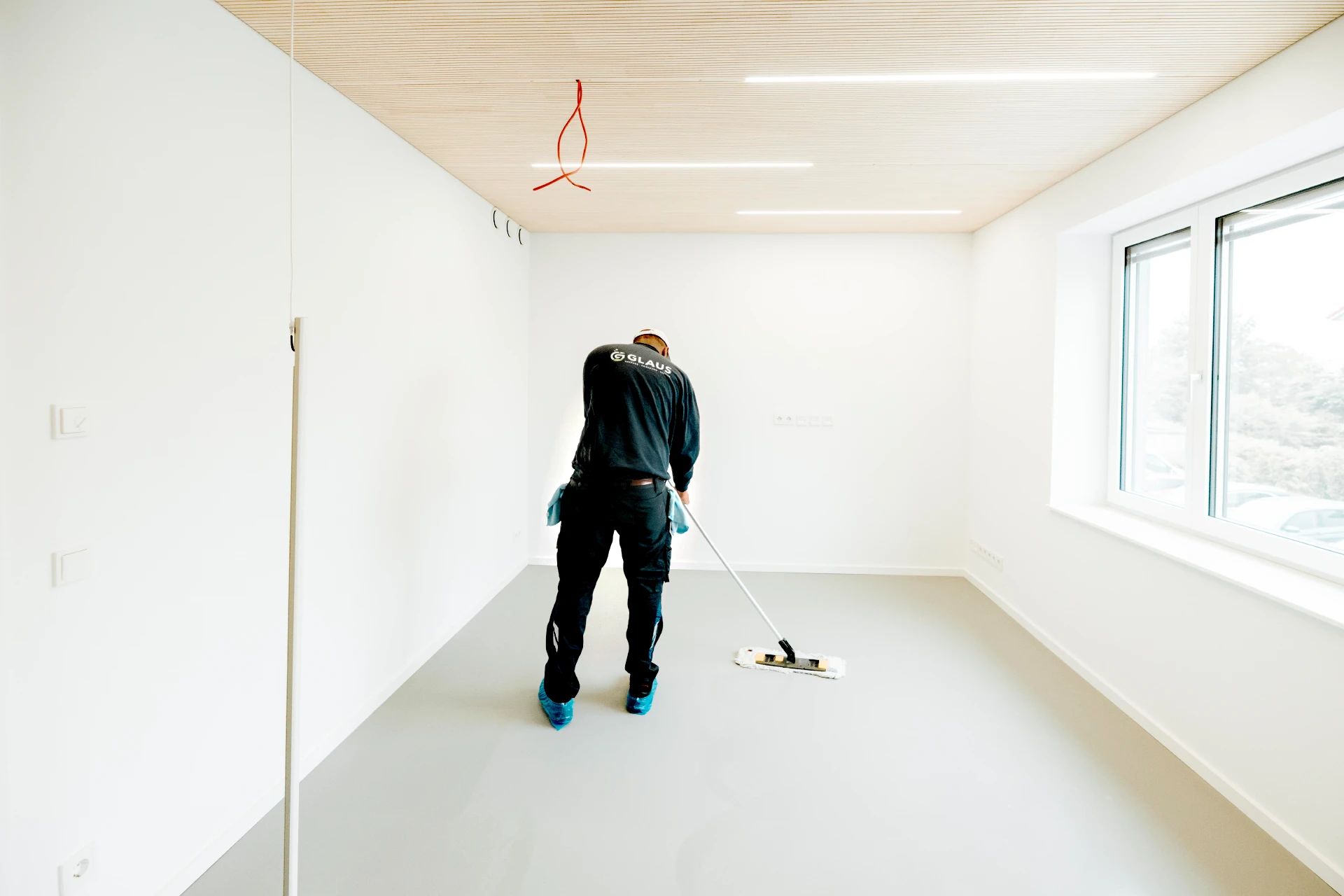 Mitarbeiter bim Feudeln