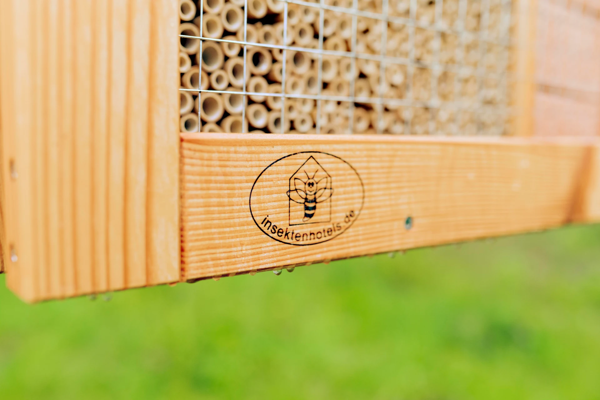 Insektenhotel mit Logo