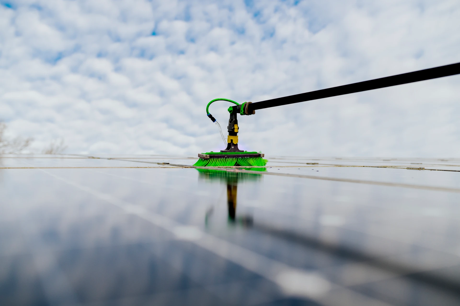 Nahaufnahme vom reinigen einer Solaranlage