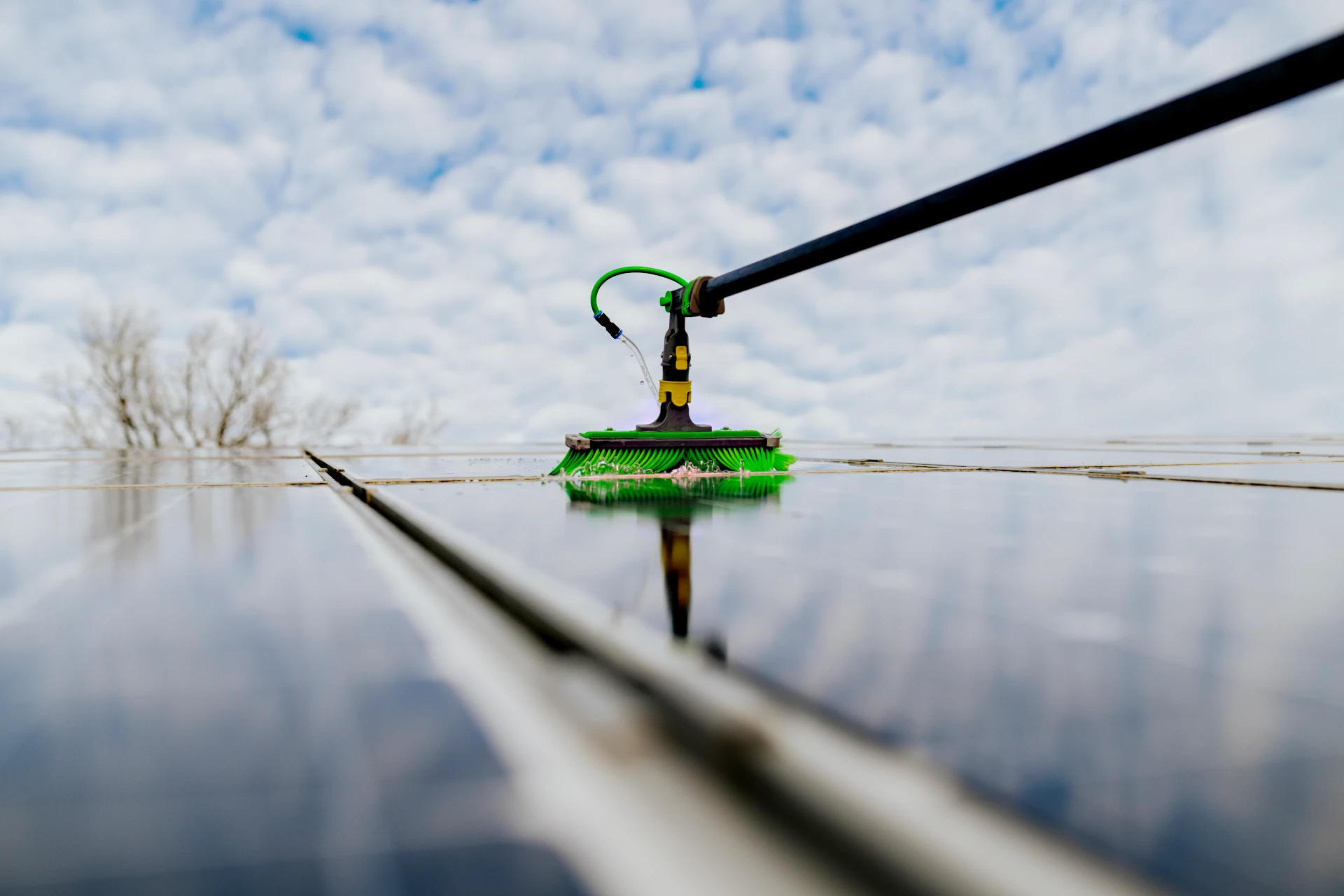 Nahaufnahme vom reinigen einer Solaranlage