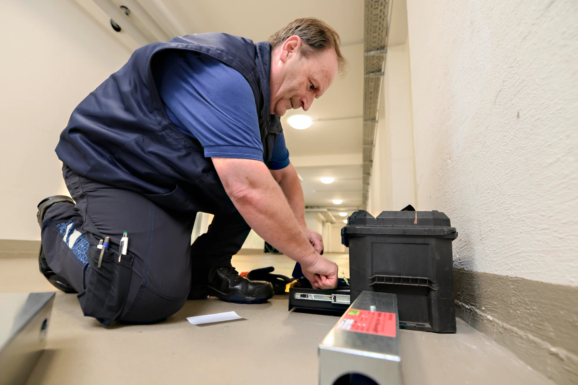 Mitarbeiter am Werkzeugkasten