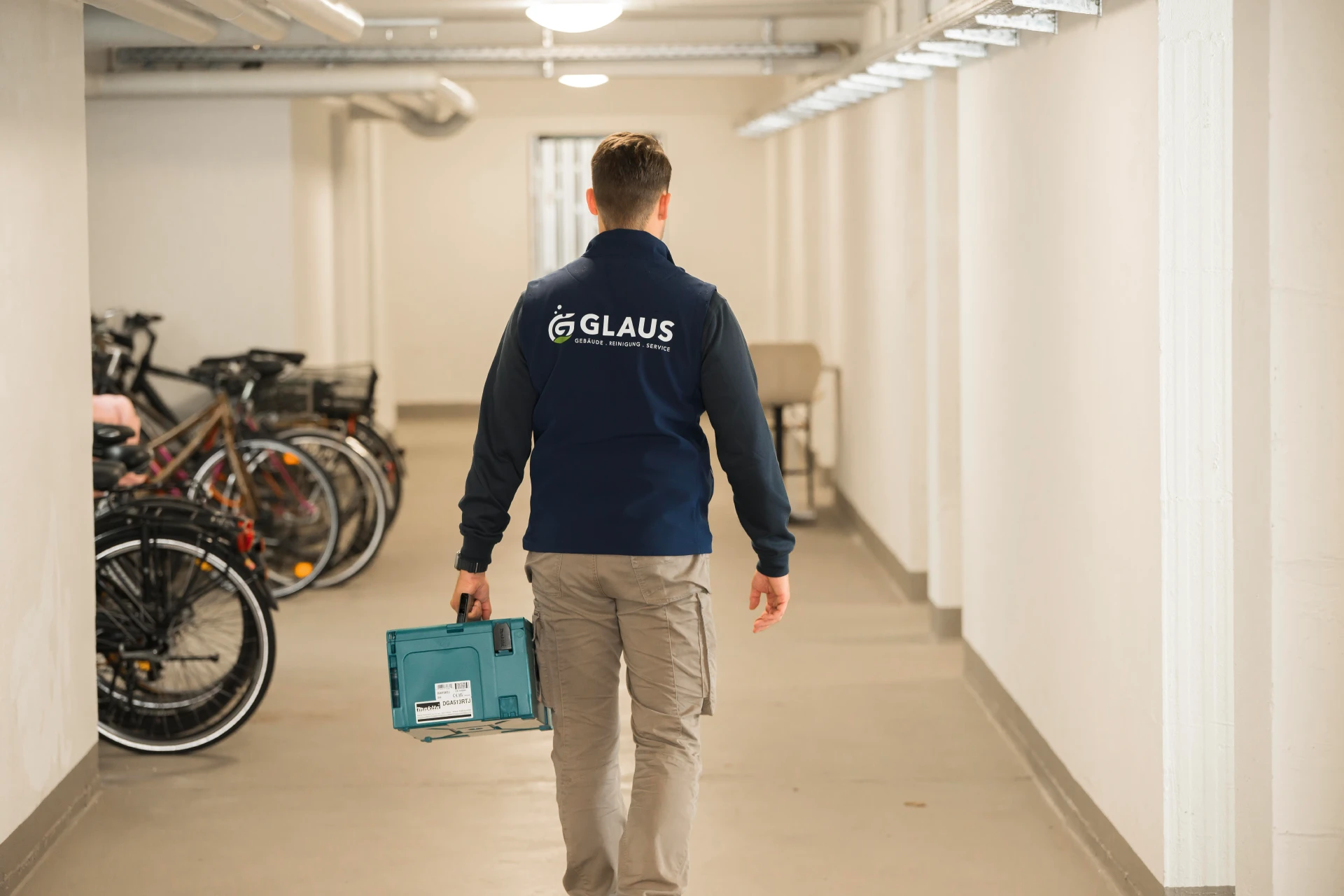 Juniorchef Marc-Philipp trägt Werkzeugkasten