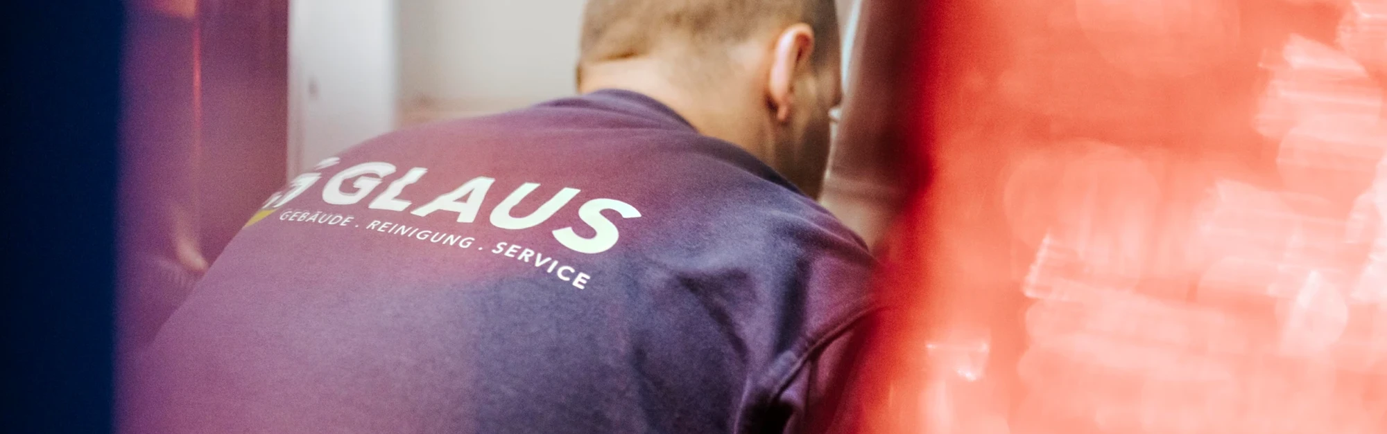 Mitarbeiter von Hinten in Arbeitskleidung