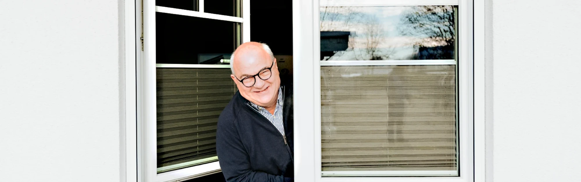 Seniorchef Roland Glaus guckt aus dem Fenster